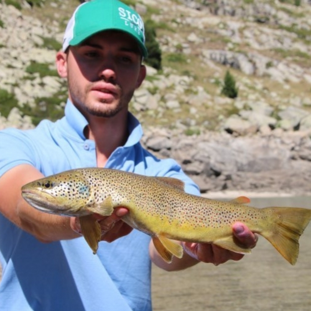 Pêcher à la cuillère ondulante en lac de montagne